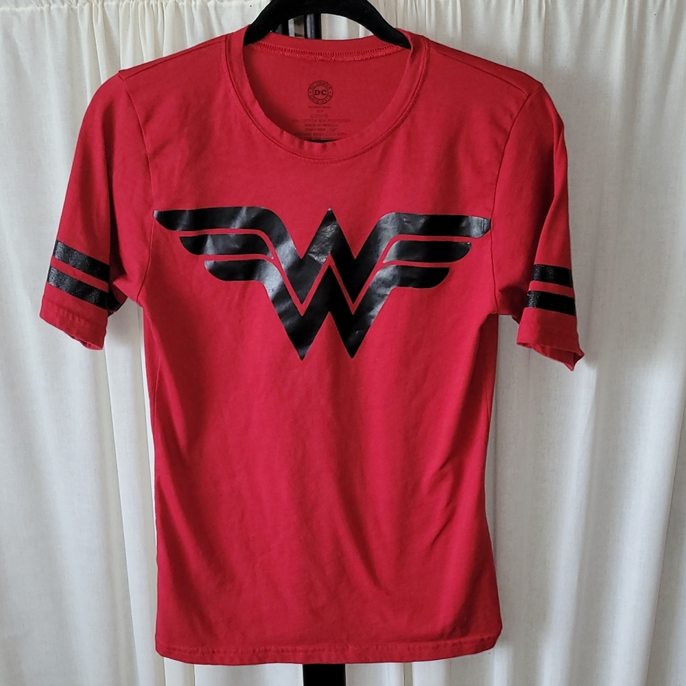 Wonder woman shirt, size Large (kids I believe) great condition - Picture 1 of 3